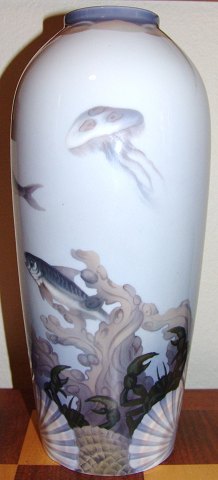 Bing og Grøndahl Vase designet af Effie Hegermann-Lindencrone med fisk, vandmænd, krabber, tang og søstjerne