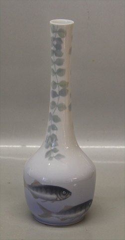 Kongelig Dansk 365-132 Kgl.Vase med fiskedekorationmaler # 12, 26 cm