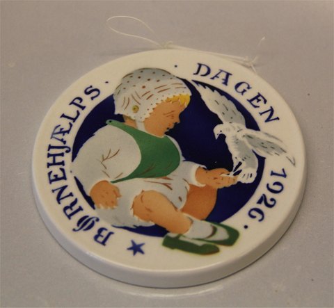 Aluminia Royal Copenhagen faience Children Days plates 1926 Child with birds 
Oscar WIllerup 8.7 cm
