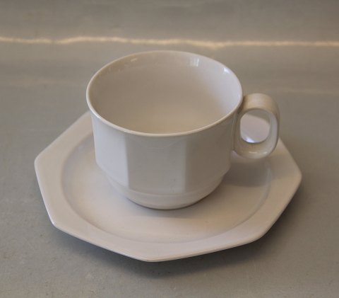 Café Dansk Stentøjstel kantet hvid og sort Kafe B&G Form 850 Sort	475 Kop 6,5 cm 
ottekantet underkop 15,5 cm, hvid
