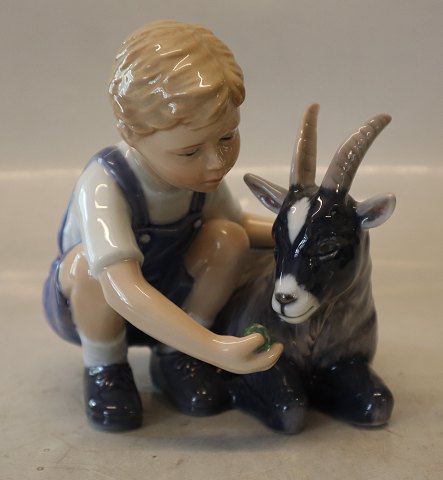 0434 Kgl Dreng med gedekid 13.5 x 14 cm Allan Therkelsen Børn med bondegårdsdyr (1249434) Kongelig Dansk Porcelæn