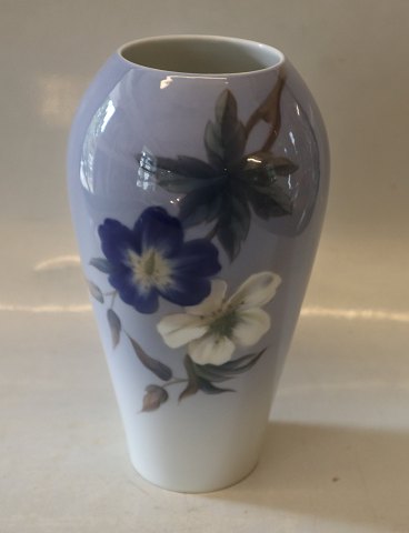 2679-295 Kgl. Vase med hvid og blå blomst 19 cm Kongelig Dansk Porcelæn